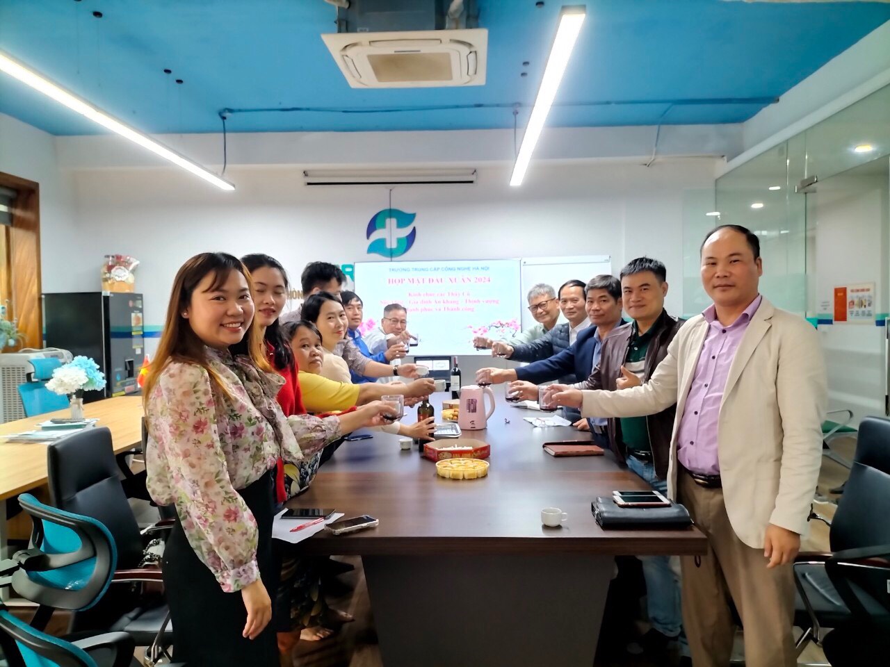 GẶP GỠ ĐẦU NĂM XUÂN GIÁP THÌN 20224, GIỮA BAN GIÁM HIỆU NHÀ TRƯỜNG VÀ GIÁO VIÊN